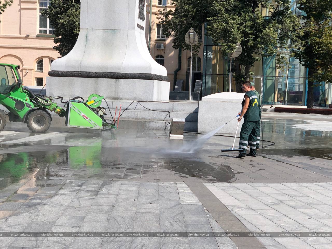 Ко Дню города: в Харькове "купают" памятники фото 5 4