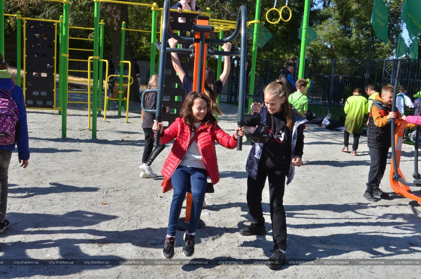 Дорожка для катания на роликах, спортплощадки, качели: Ново-Баварский сквер открыли после реконструкции фото 10 9