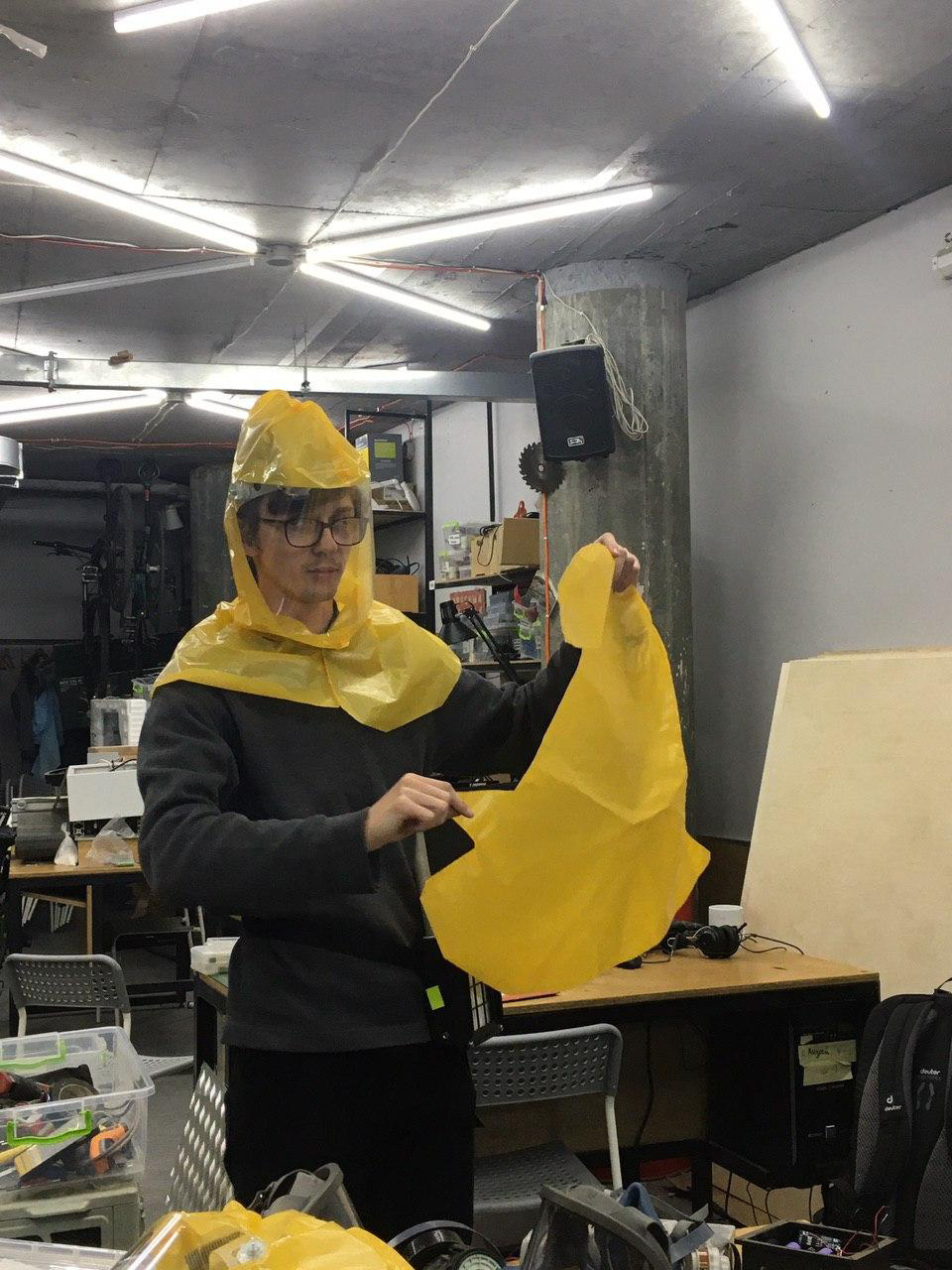 Заменяют сотню респираторов: харьковская мастерская собирает защитные шлемы для медиков фото 5 4