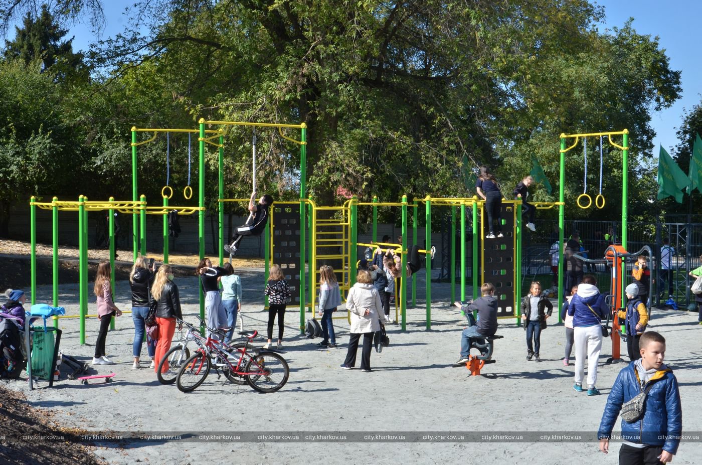 Дорожка для катания на роликах, спортплощадки, качели: Ново-Баварский сквер открыли после реконструкции фото 7 6