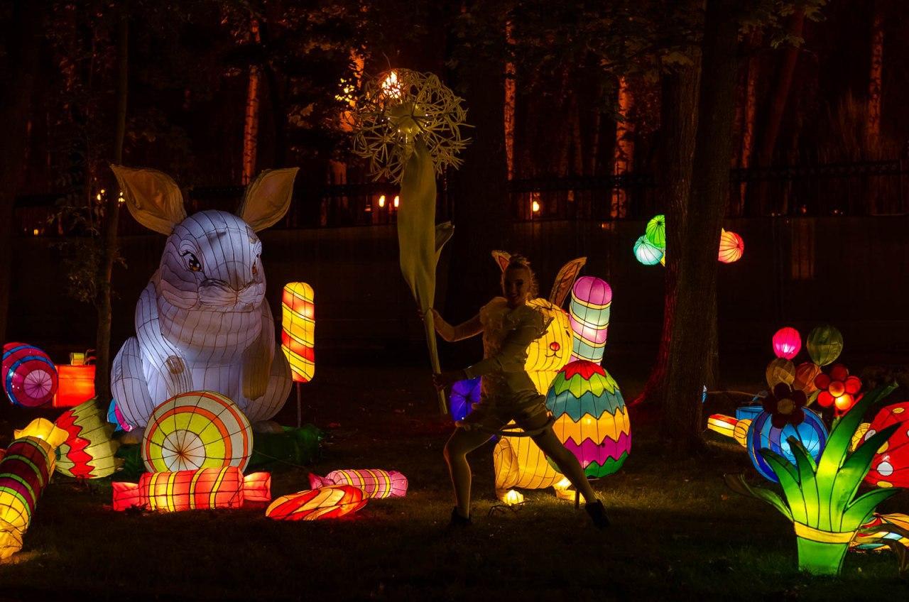 Панды, фламинго, шоу акробатов: в Харькове стартовал Фестиваль гигантских китайских фонарей (фоторепортаж) фото 8 7