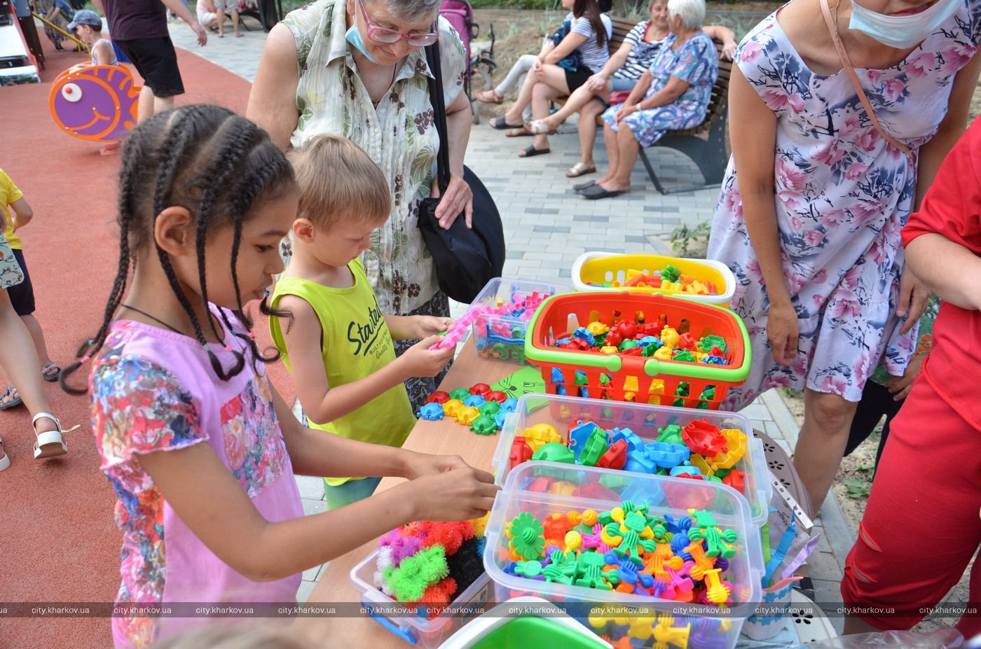 С детскими площадками и парковыми львами: на Салтовке появилась новая зона отдыха фото 3 2