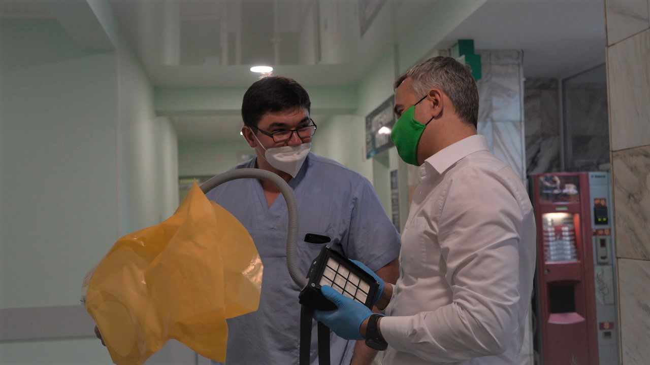 Заменяют сотню респираторов: харьковская мастерская собирает защитные шлемы для медиков фото 6 5