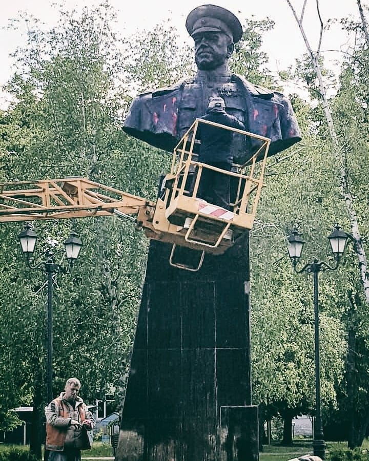 В Харькове облили краской бюст Жукову. Фото: ВПО Фрайкор