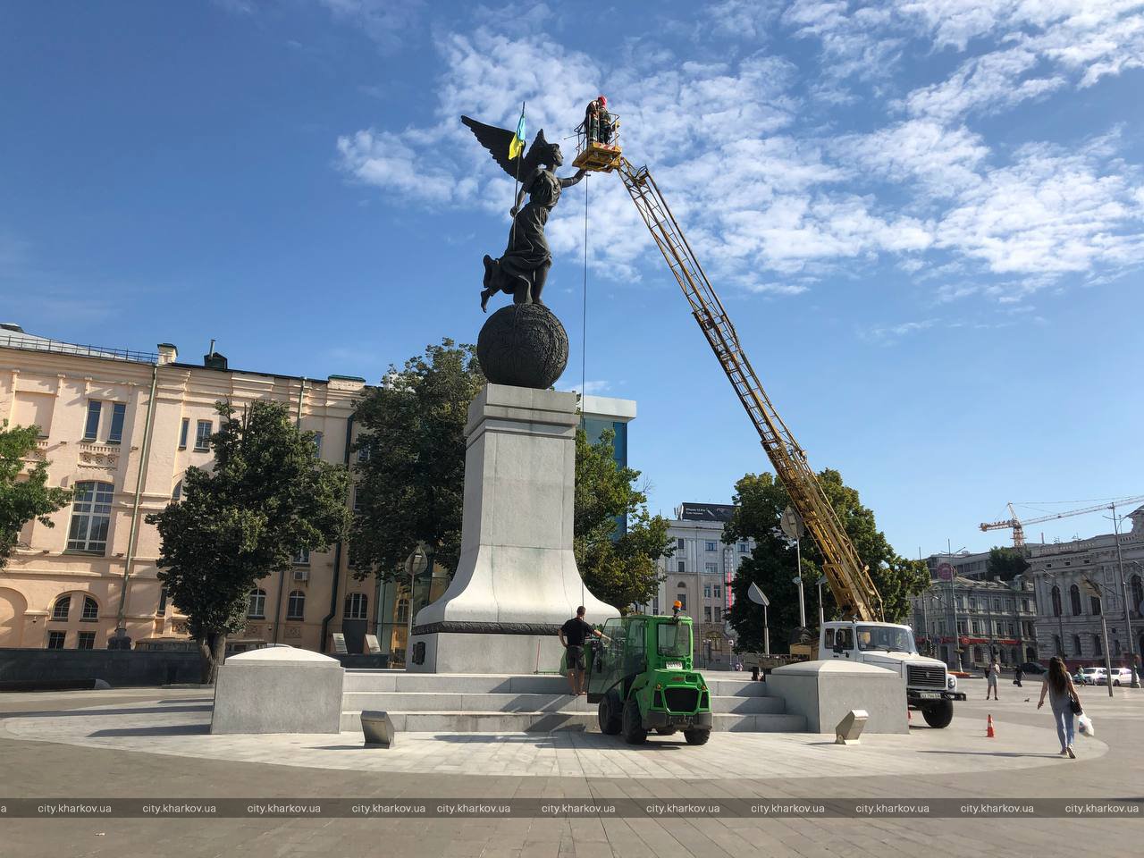 Ко Дню города: в Харькове "купают" памятники фото 4 3