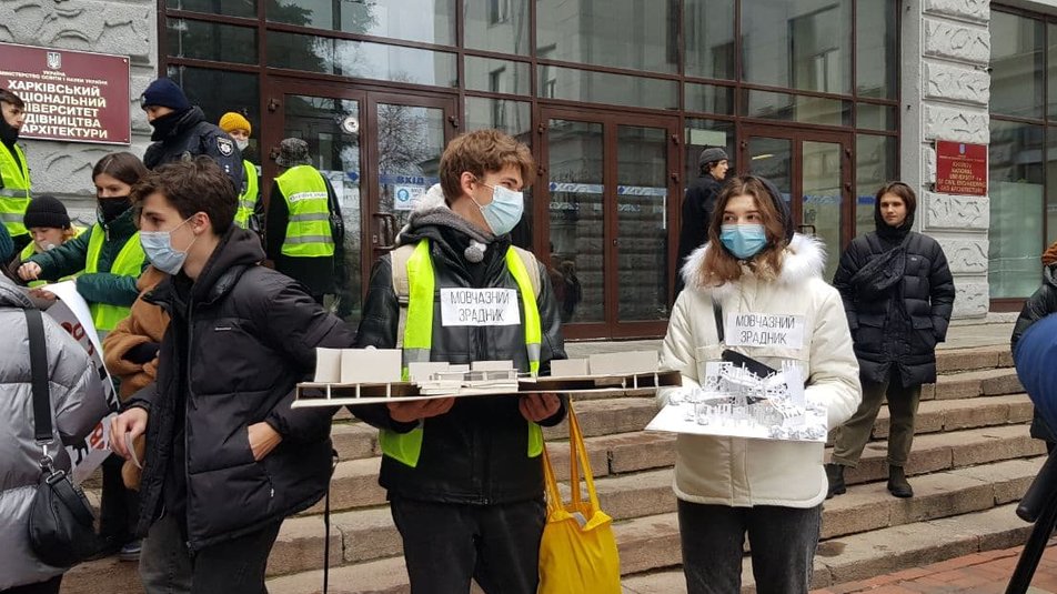 В Харькове студенты-архитекторы протестовали против объединения вузов.