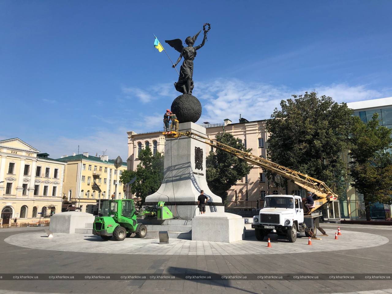 Ко Дню города: в Харькове "купают" памятники фото 6 5