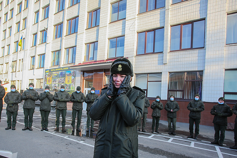 В Харькове курсант Нацгвардии на плацу сделал предложение руки и сердца девушке.