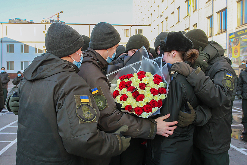 В Харькове курсант Нацгвардии на плацу сделал предложение руки и сердца девушке.