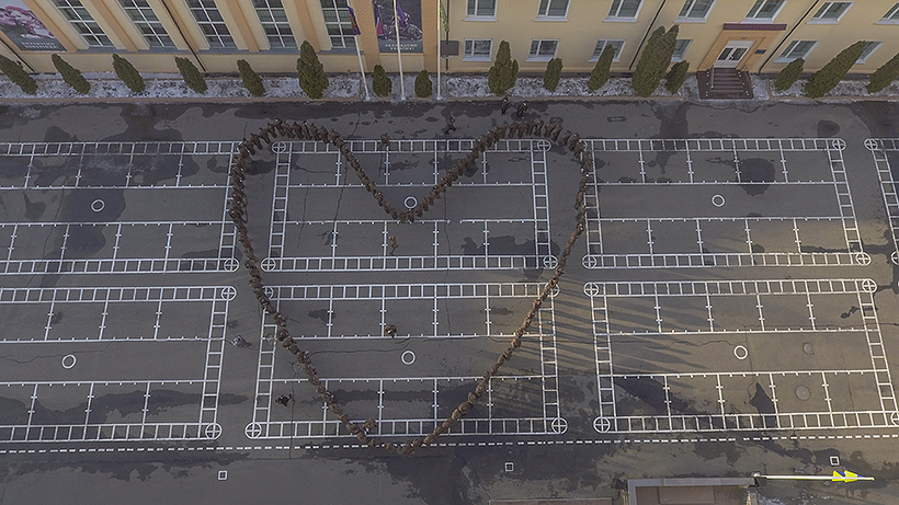 В Харькове курсант Нацгвардии на плацу сделал предложение руки и сердца девушке.