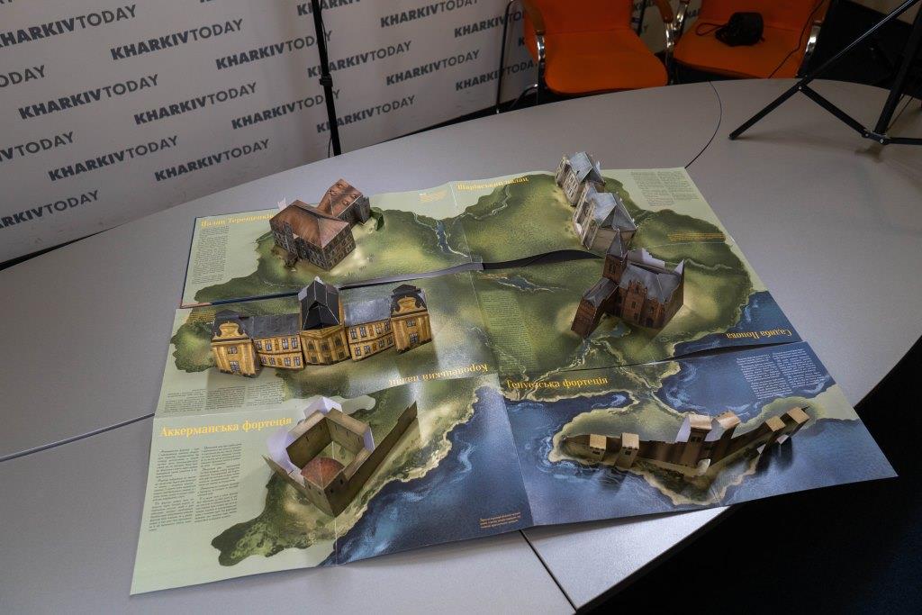 Шаровка на ладони: в Харькове выйдет книга с 3D-страницами "Дворцы и крепости Украины" фото 3 2