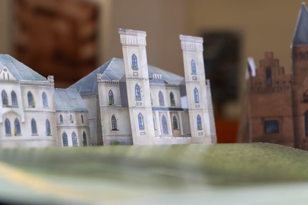 Шаровка на ладони: в Харькове выйдет книга с 3D-страницами "Дворцы и крепости Украины" фото 4 3