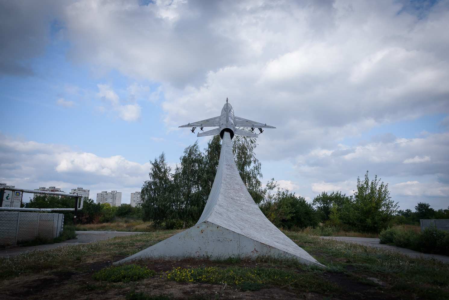 Памятник у въезда на территорию "Военведа" в Харькове. Фото: nakipelo.ua