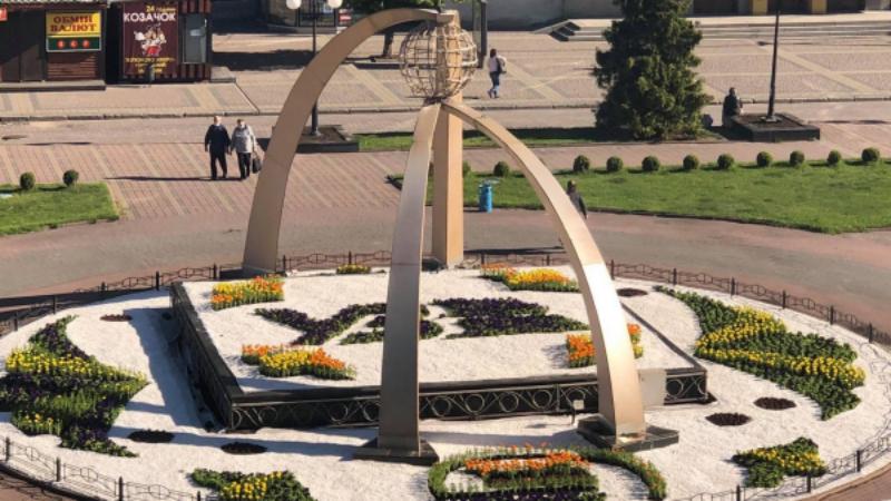 В Харькове высадили клумбу на Привокзальной площади. Фото: pz.gov.ua