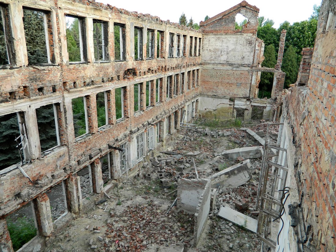 Руины летного училища на Рогани. Фото: picuki.com