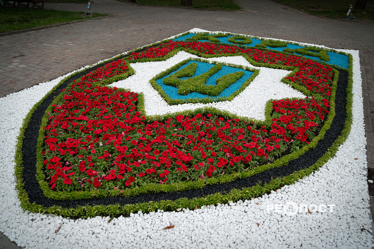 В Харькове появились клумбы в честь терробороны и КОРДа.