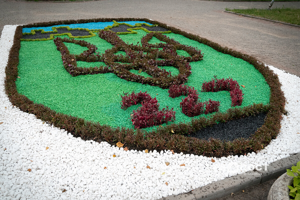 В Харькове появились клумбы в честь терробороны и КОРДа.