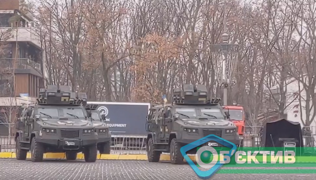 В Харькове стянули военную технику на площадь Свободы.