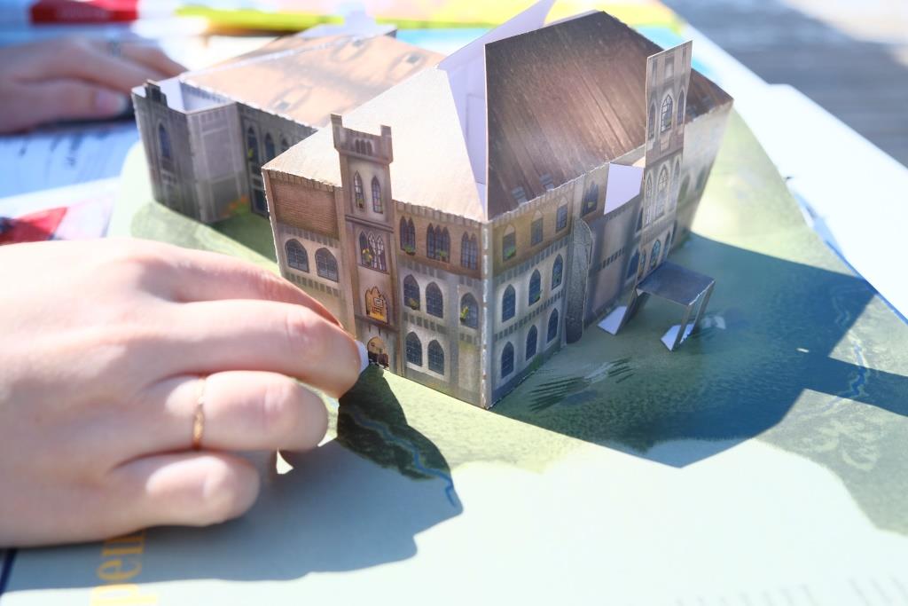 Шаровка на ладони: в Харькове выйдет книга с 3D-страницами "Дворцы и крепости Украины" фото 2 1