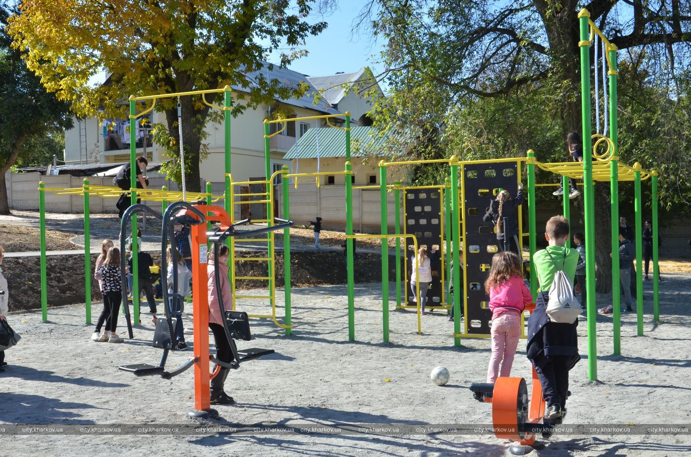 Дорожка для катания на роликах, спортплощадки, качели: Ново-Баварский сквер открыли после реконструкции фото 6 5