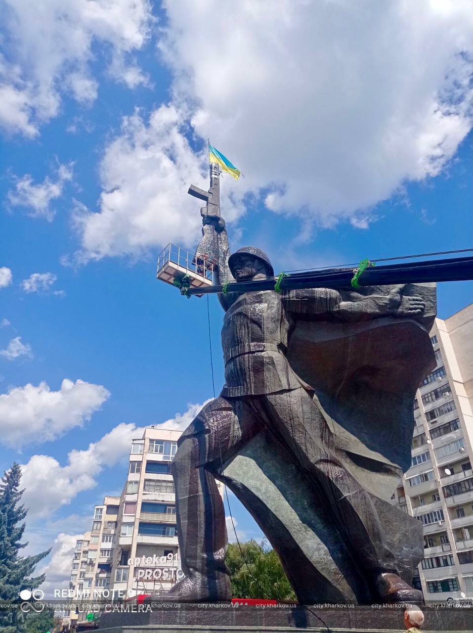 Ко Дню города: в Харькове "купают" памятники фото 3 2