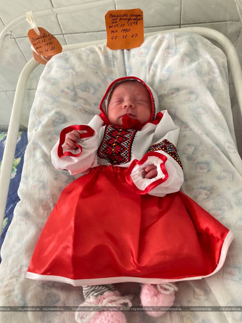 В Харькове новорожденным подарили вышиванки.