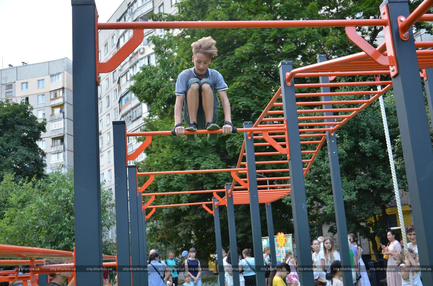 С детскими площадками и парковыми львами: на Салтовке появилась новая зона отдыха фото 1
