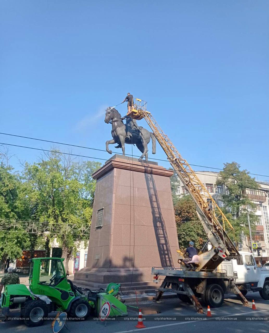 Ко Дню города: в Харькове "купают" памятники фото 2 1