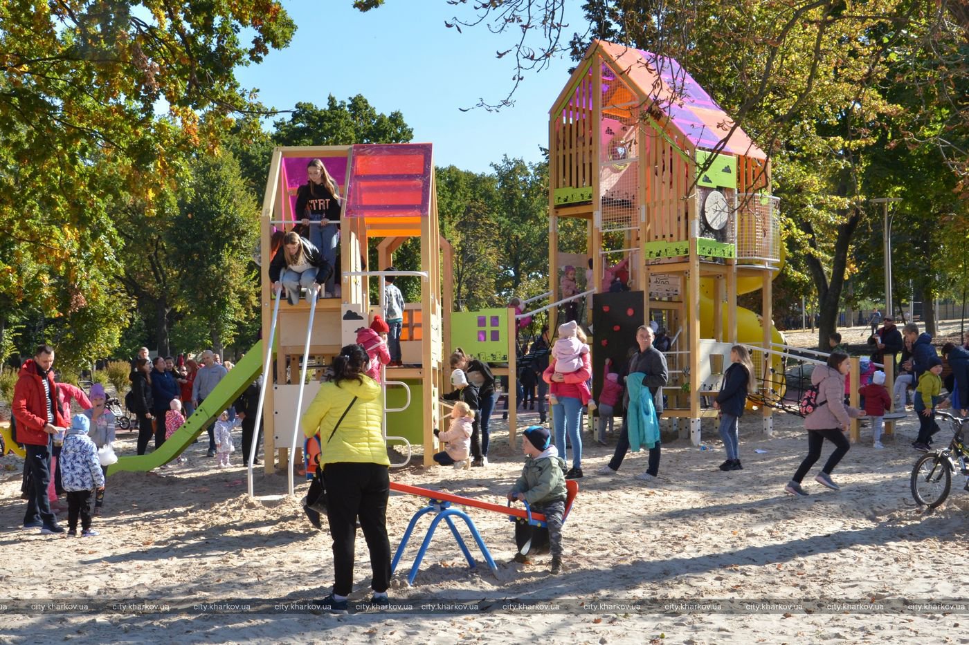 Дорожка для катания на роликах, спортплощадки, качели: Ново-Баварский сквер открыли после реконструкции фото 4 3