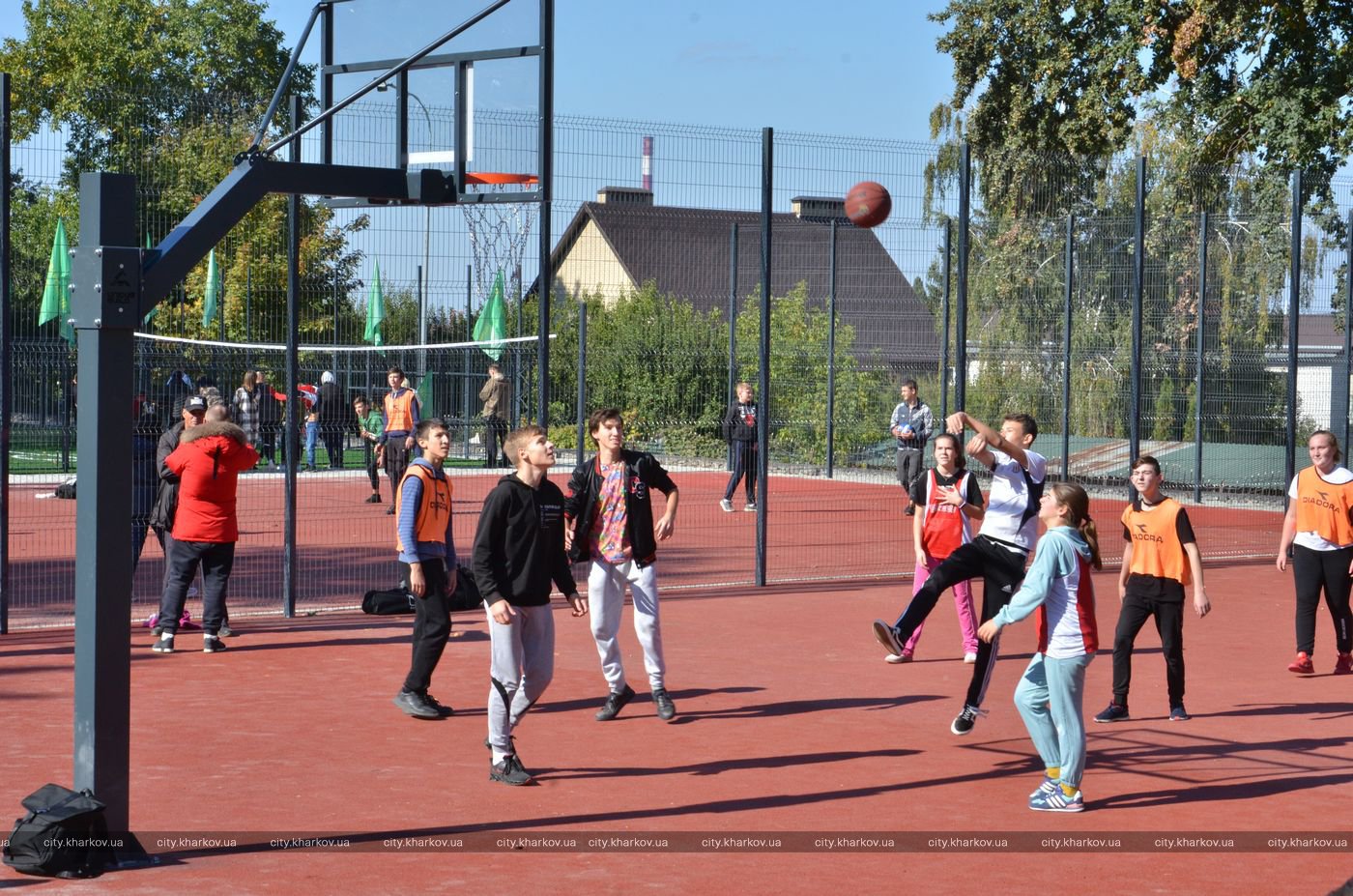 Дорожка для катания на роликах, спортплощадки, качели: Ново-Баварский сквер открыли после реконструкции фото 5 4