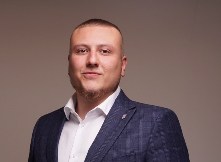 Первым кандидатом, подавшим документы в избирком, стал Константин Немичев. Фото: apostrophe.ua