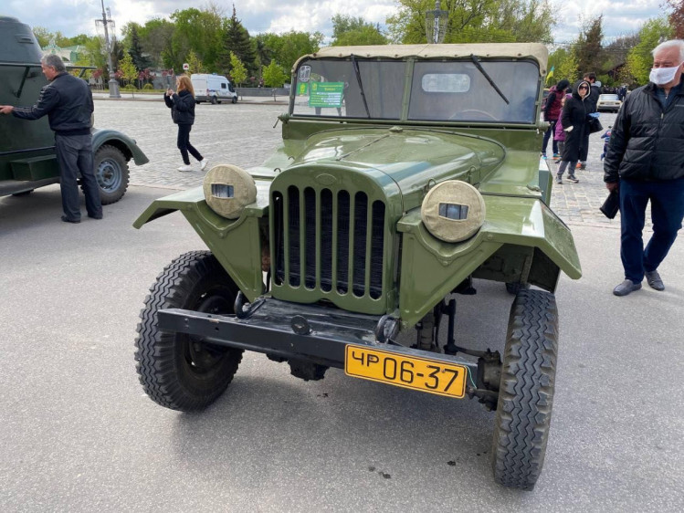 Трофейные ретро-машины,  военная техника и полевая каша: на площади Свободы отмечают День Победы фото 4 3
