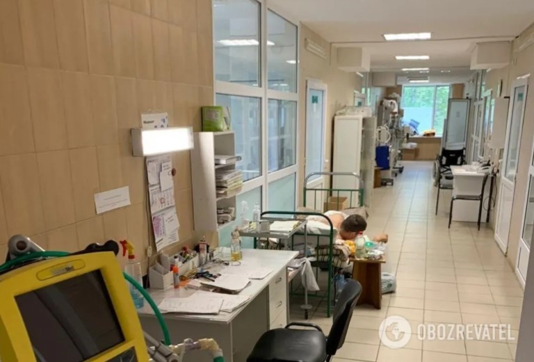 В отделении интенсивной терапии не хватает мест &ndash; пациент лежит в коридоре. Фото: obozrevatel.com