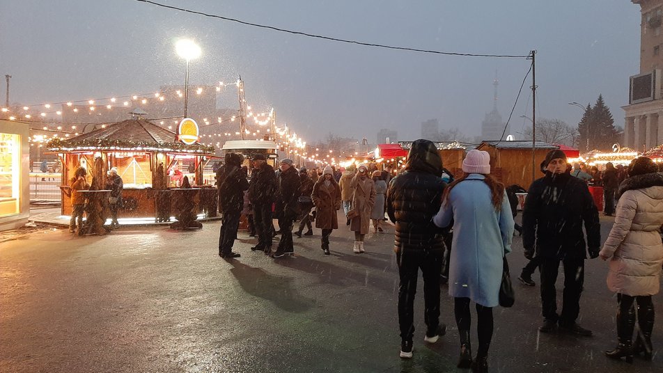 На площади Свободы зажгли огни на главной елке Харькова.