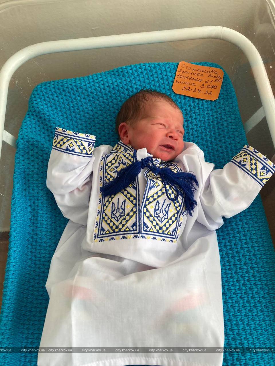 В Харькове новорожденным подарили вышиванки.