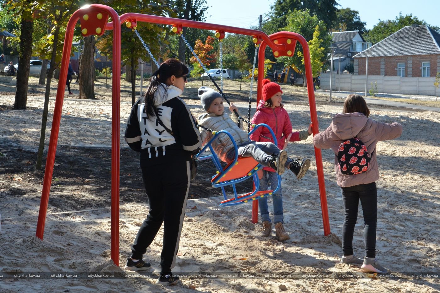 Дорожка для катания на роликах, спортплощадки, качели: Ново-Баварский сквер открыли после реконструкции фото 2 1