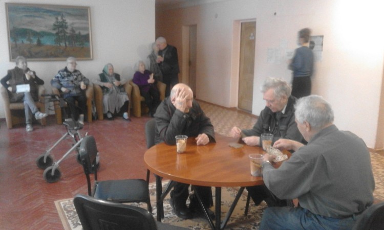 Пенсионеров развлекают играми. Фото: newsroom.kh.ua