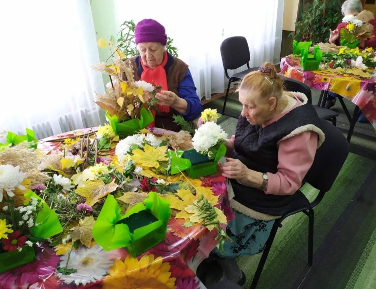 Люди преклонного возраста создают поделки и рисуют. Фото: newsroom.kh.ua