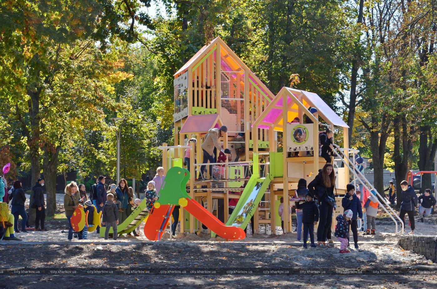 Дорожка для катания на роликах, спортплощадки, качели: Ново-Баварский сквер открыли после реконструкции фото 1