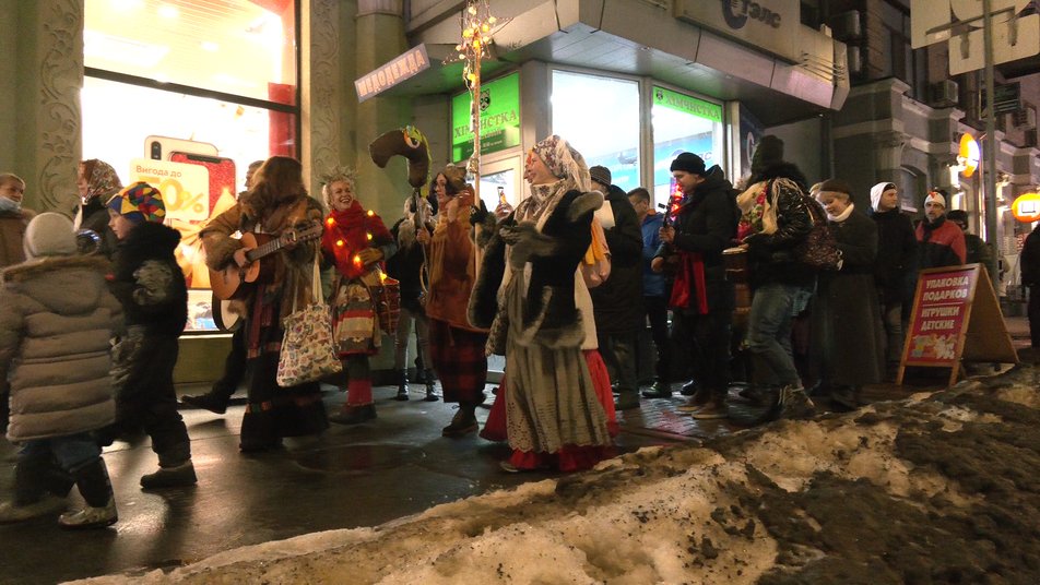 По центру Харькова прошло рождественское шествие.