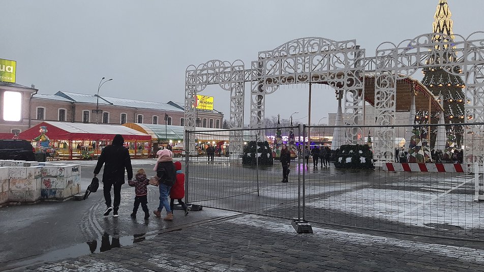 На площади Свободы зажгли огни на главной елке Харькова.