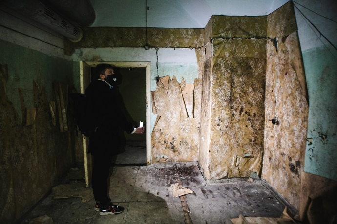 На стенах жилых комнат бункера  сохранились обои