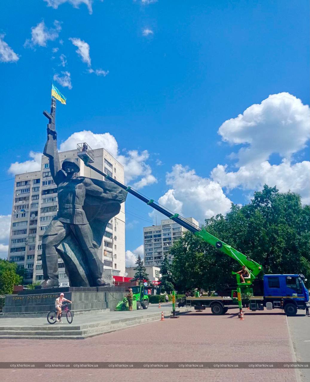 Ко Дню города: в Харькове "купают" памятники фото 1