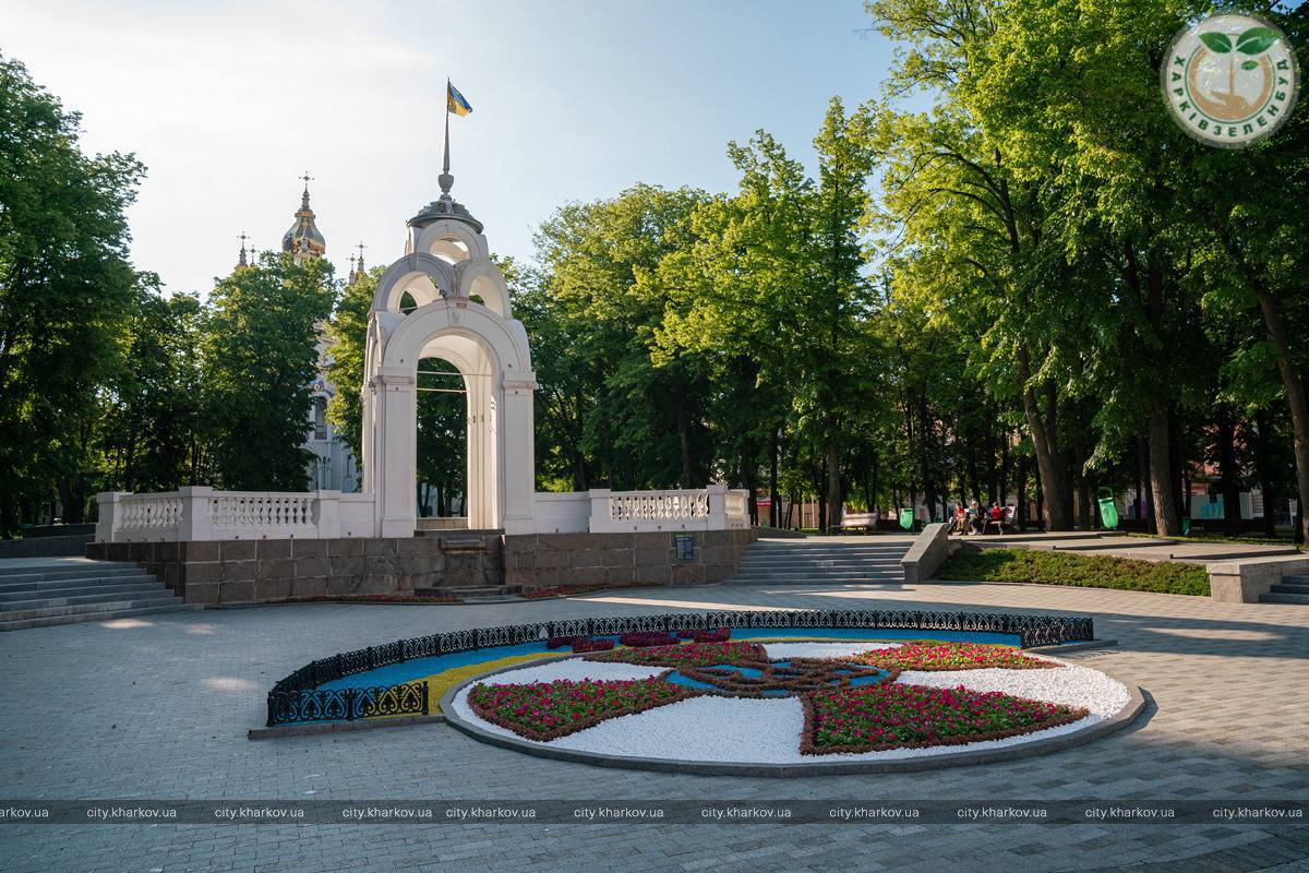 В центре Харькова было создано цветочное панно в честь Вооруженных Сил Украины.