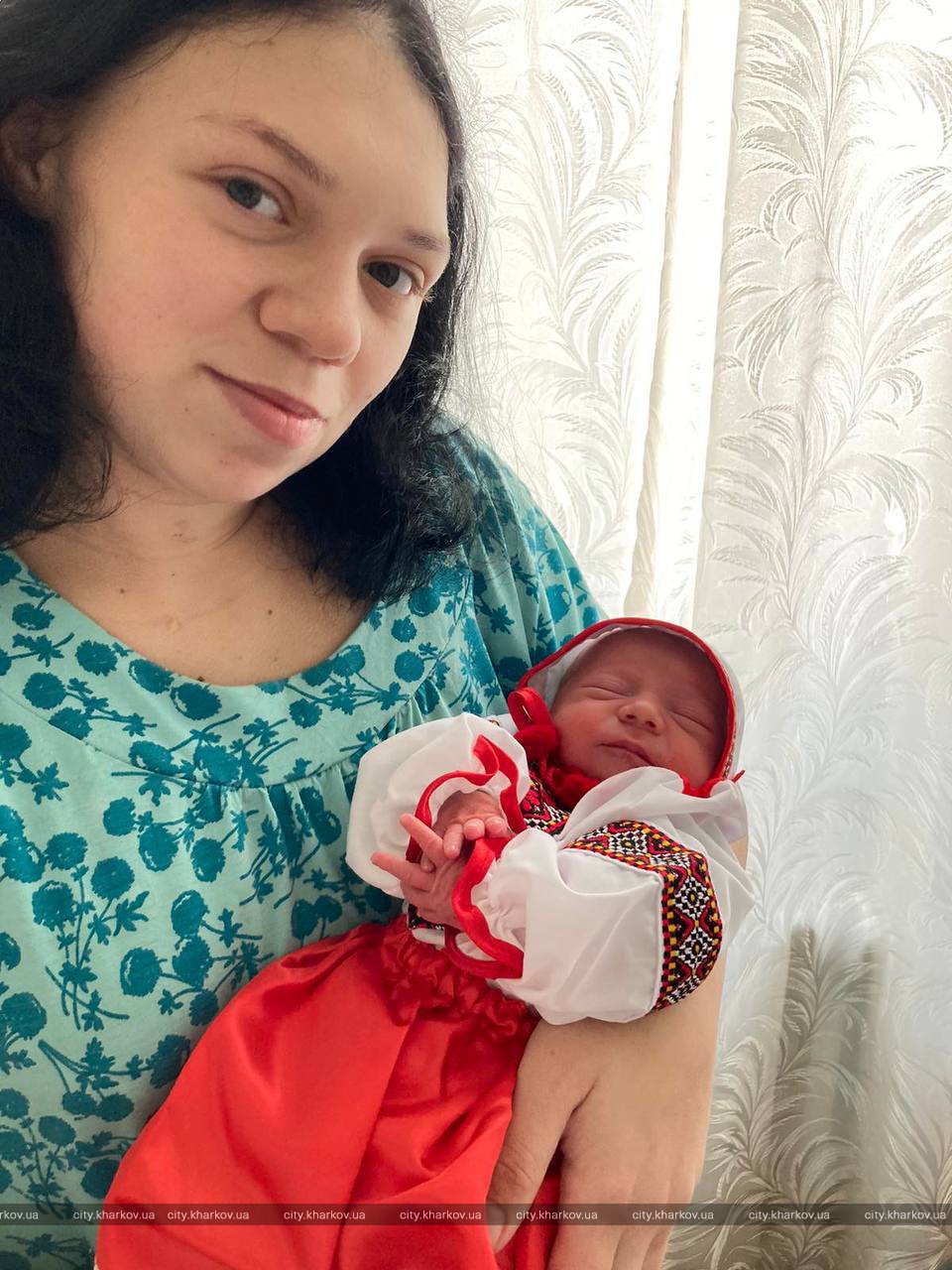 В Харькове новорожденным подарили вышиванки.