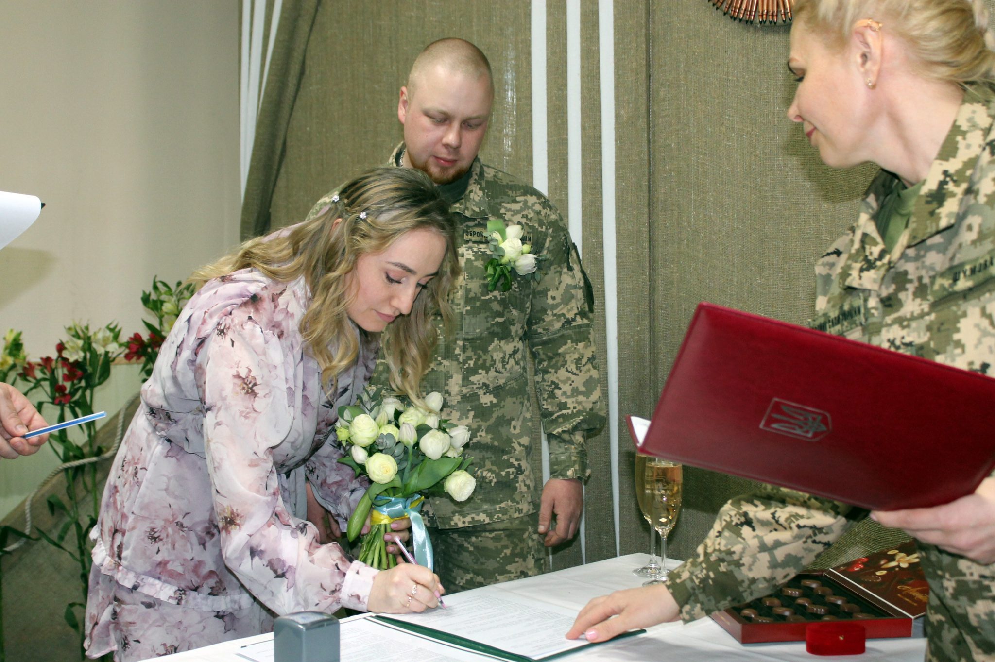 В военной части на Харьковщине женились сразу две пары.