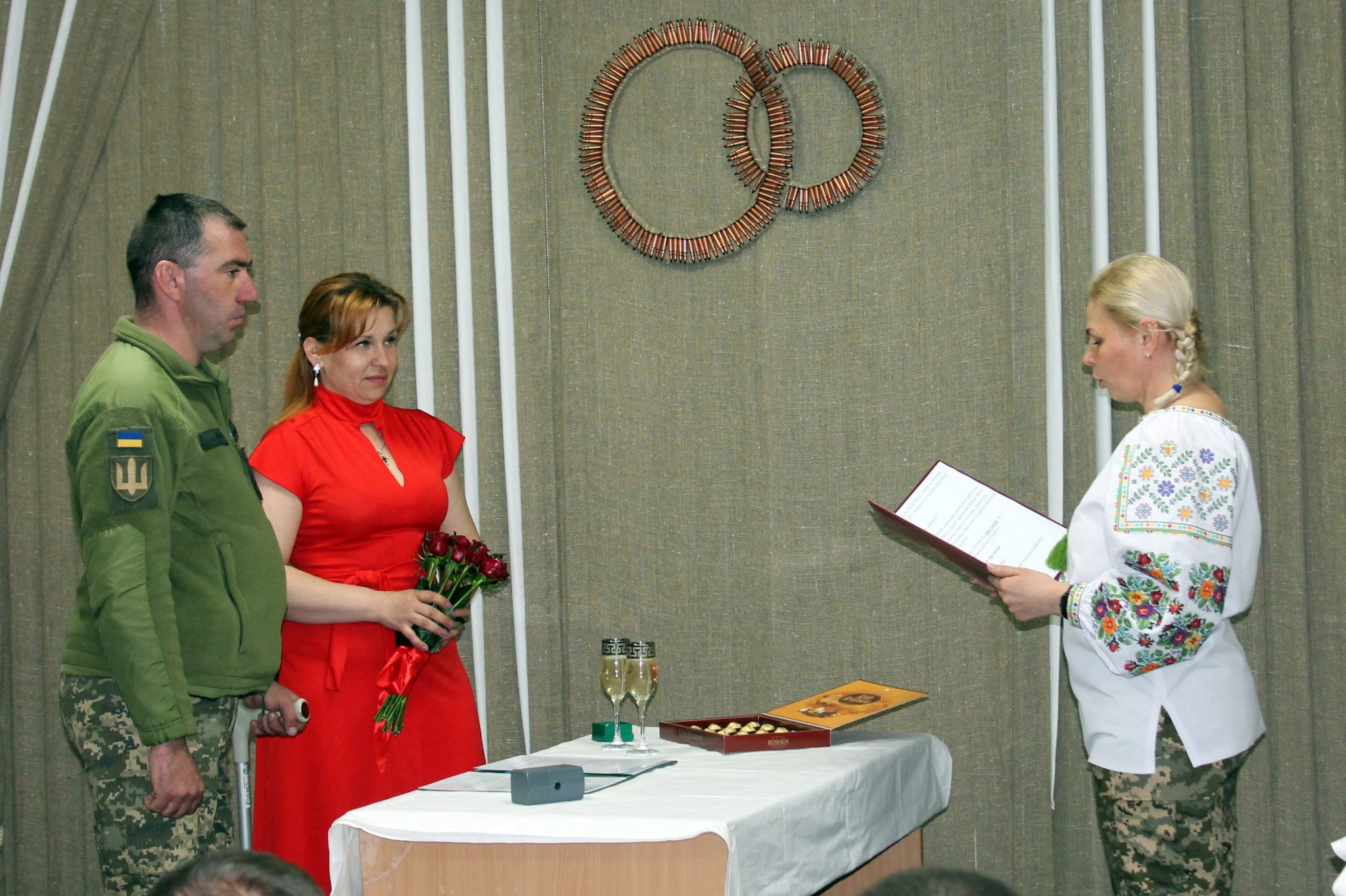 В военной части на Харьковщине женились сразу две пары.