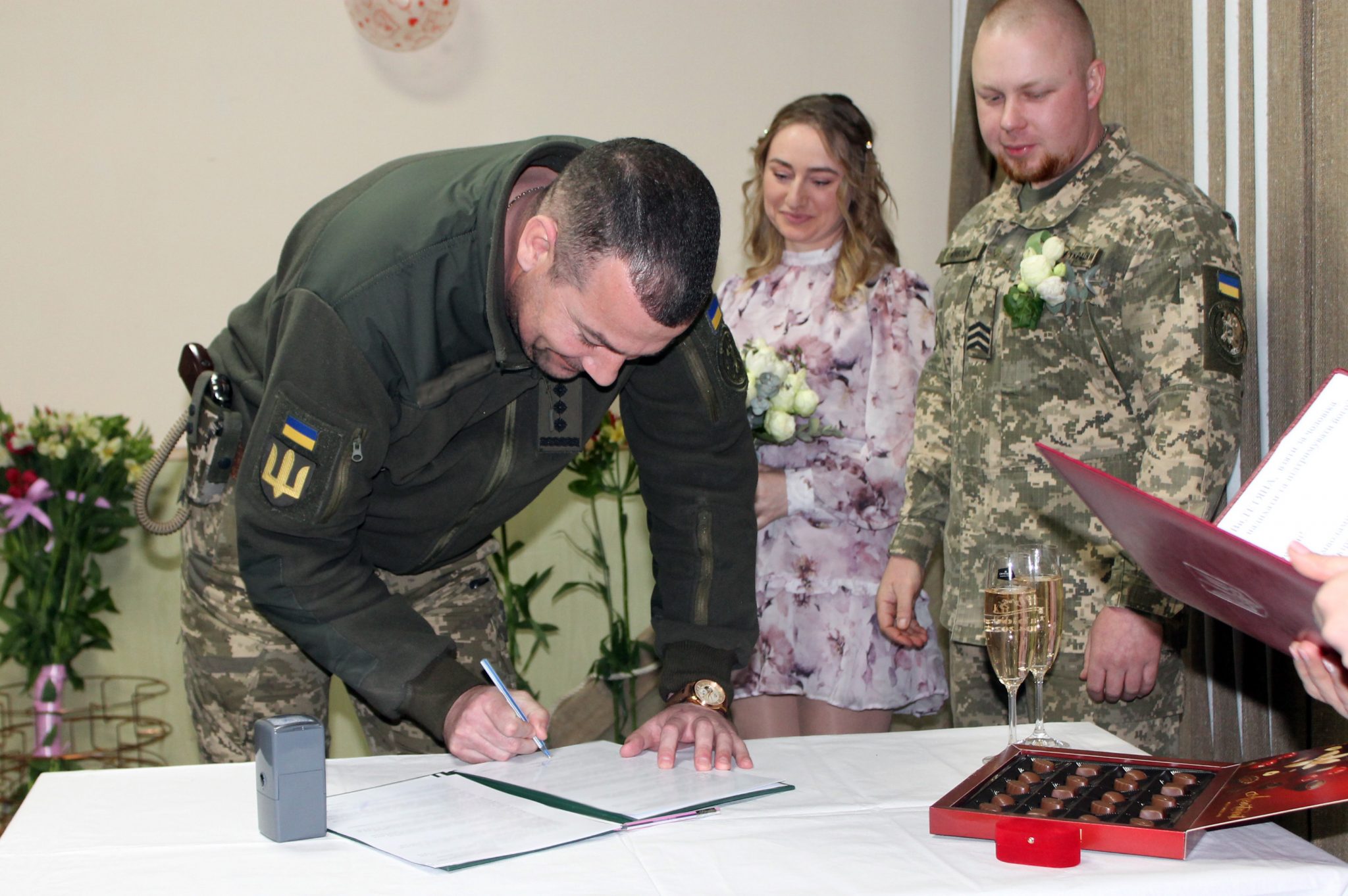 В военной части на Харьковщине поженились сразу две пары.
