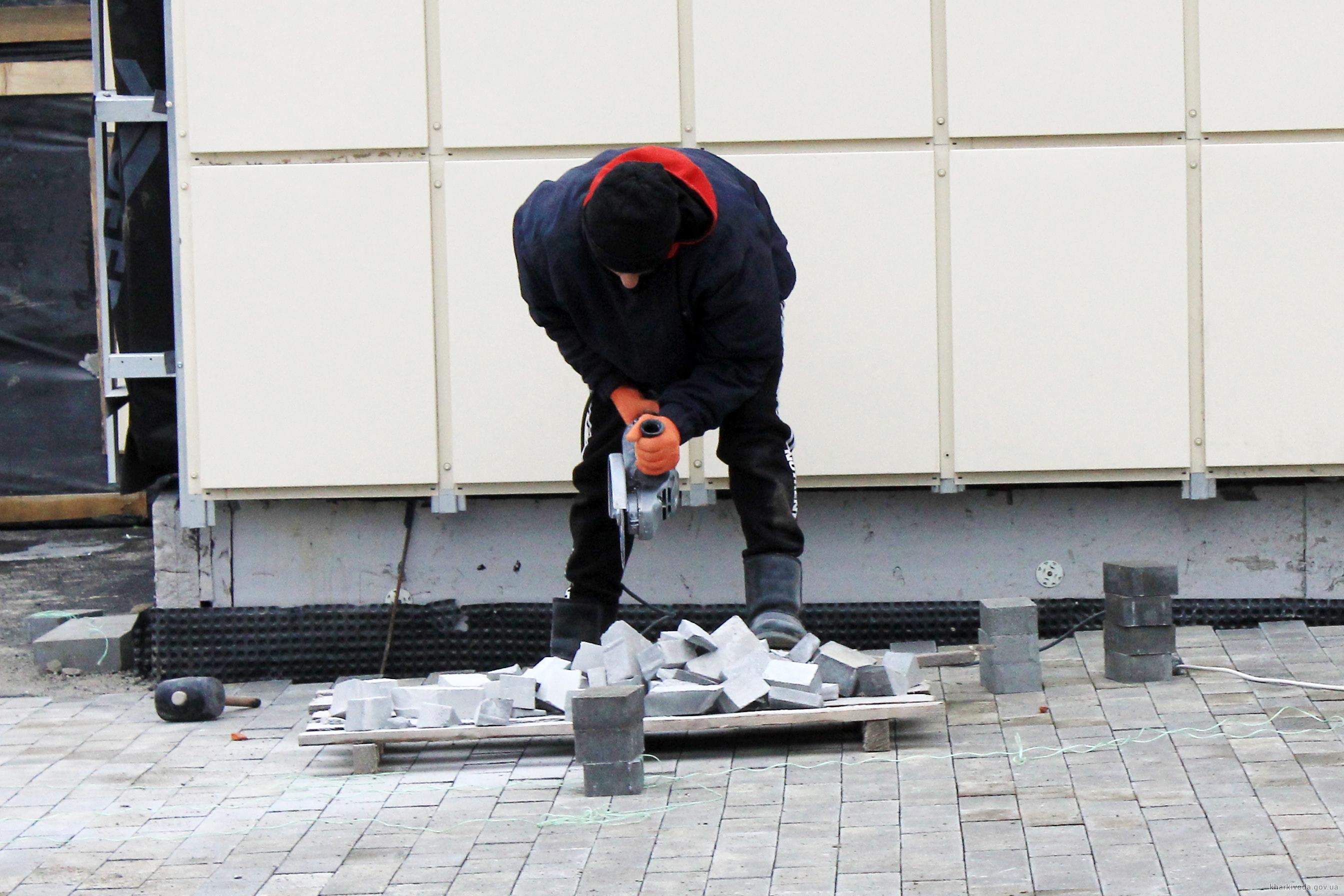 У Балаклійському спорткомплексі "Вимпел" закінчують фасадні роботи.