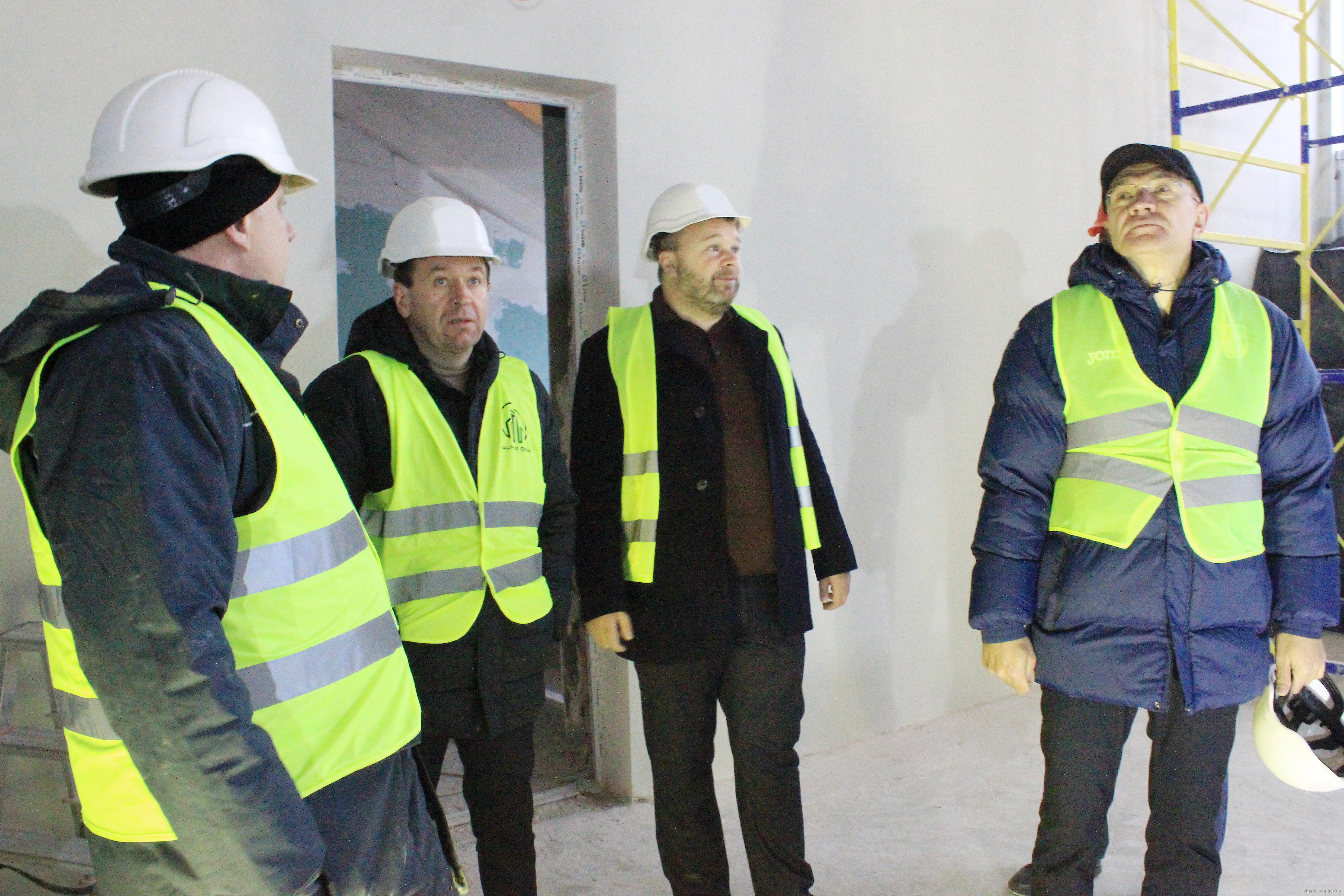 У Балаклійському спорткомплексі "Вимпел" закінчують фасадні роботи.